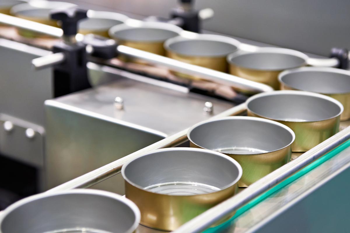 Empty cans on the conveyor of an aluminum can manufacturer